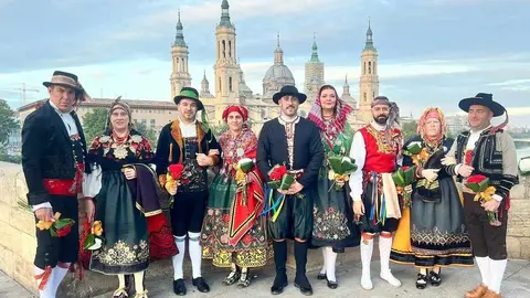 León ha vuelto a hacerse sentir lejos de casa. Un grupo de leoneses, ataviados con la indumentaria tradicional de su tierra, participó este domingo en la multitudinaria ofrenda floral a la Virgen del Pilar. El alcalde de León, José Antonio Diez, ha publicado las singulares imágenes de esta cita llena de tradición.