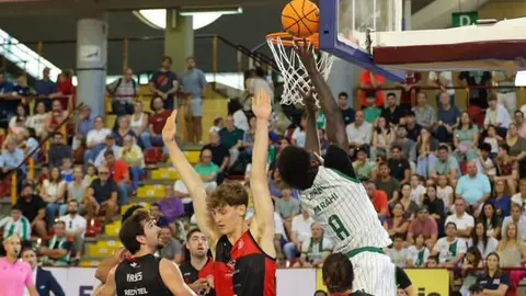 Un Clínica Ponferrada errático cede ante el equipo cordobés que volvió a mostrar su solidez y carácter.
