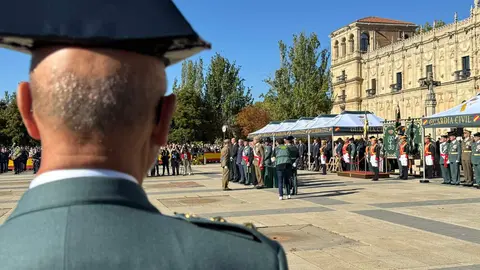 El general de Brigada Jefe de la XII Zona de la Guardia Civil (Castilla y León), José Antonio Fernández de Luz de las Heras y el delegado del Gobierno, Nicanor Sen, presiden el acto institucional de la festividad de la Virgen del Pilar. Foto: Sub Gob