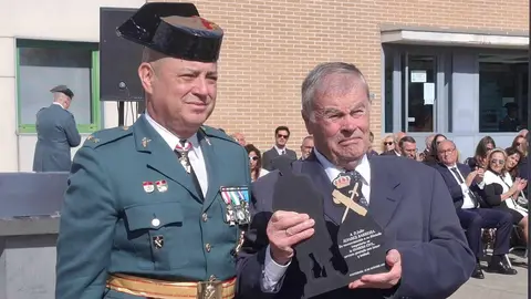 La Guardia Civil de Ponferrada celebra el Día del Pilar con emoción y reconocimiento a su labor. Ocho condecoraciones y un homenaje a los compañeros fallecidos marcaron el acto presidido por el subdelegado del Gobierno en León, Héctor Alaiz Moretón.