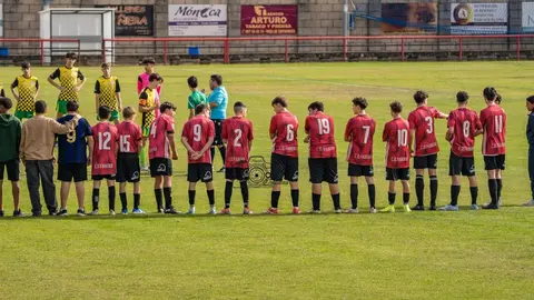 El CD Fabero se vuelca con su compañero Asier tras la pérdida de su padre. El equipo cadete mostró su apoyo al joven portero saltando al campo con camisetas con el mensaje 'Fuerza Asier' y un emotivo corazón rojo en la camiseta. Fotos: Luisfer Iglesias Photography