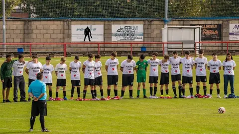 El CD Fabero se vuelca con su compañero Asier tras la pérdida de su padre. El equipo cadete mostró su apoyo al joven portero saltando al campo con camisetas con el mensaje 'Fuerza Asier' y un emotivo corazón rojo en la camiseta. Fotos: Luisfer Iglesias Photography