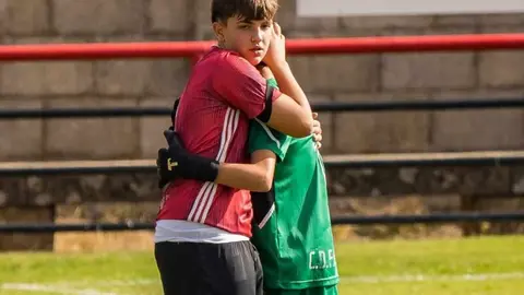 El CD Fabero se vuelca con su compañero Asier tras la pérdida de su padre. El equipo cadete mostró su apoyo al joven portero saltando al campo con camisetas con el mensaje 'Fuerza Asier' y un emotivo corazón rojo en la camiseta. Fotos: Luisfer Iglesias Photography