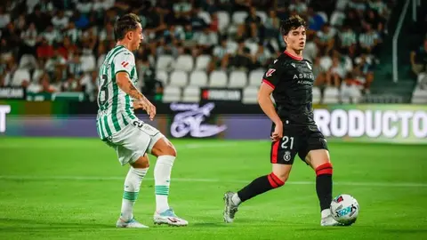 La Cultural pone intensidad ante un Córdoba con la fortuna de cara en el último minuto de la primera mitad.