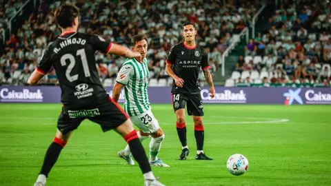 La Cultural pone intensidad ante un Córdoba con la fortuna de cara en el último minuto de la primera mitad.