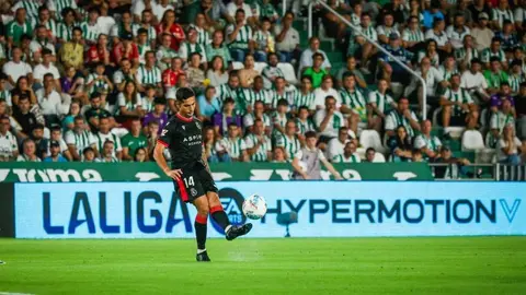 La Cultural pone intensidad ante un Córdoba con la fortuna de cara en el último minuto de la primera mitad.