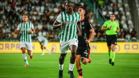 La Cultural pone intensidad ante un Córdoba con la fortuna de cara en el último minuto de la primera mitad.