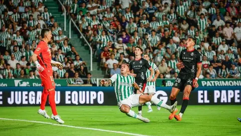 La Cultural pone intensidad ante un Córdoba con la fortuna de cara en el último minuto de la primera mitad.