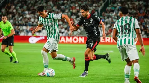 La Cultural pone intensidad ante un Córdoba con la fortuna de cara en el último minuto de la primera mitad.