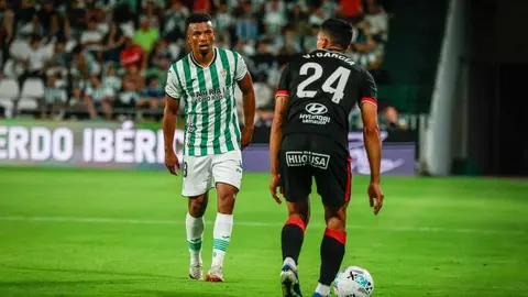 La Cultural pone intensidad ante un Córdoba con la fortuna de cara en el último minuto de la primera mitad.