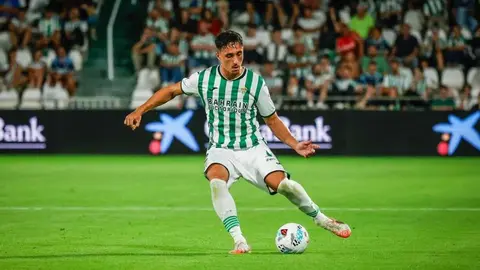 La Cultural pone intensidad ante un Córdoba con la fortuna de cara en el último minuto de la primera mitad.