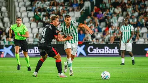 La Cultural pone intensidad ante un Córdoba con la fortuna de cara en el último minuto de la primera mitad.