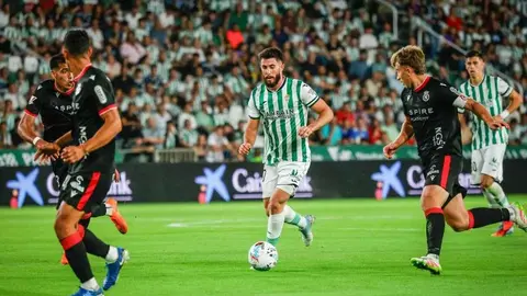 La Cultural pone intensidad ante un Córdoba con la fortuna de cara en el último minuto de la primera mitad.