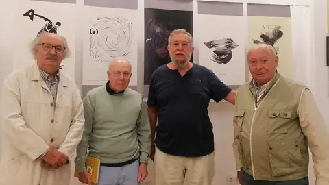 Hasta el próximo mes de enero, la 'Casa de la Poesía - Archivo Museo Antonio Colinas' de La Bañeza se convierte en el lienzo y soporte para la obra de uno de los creadores más representativos de la poesía visual en España: Gustavo Vega Mansilla.