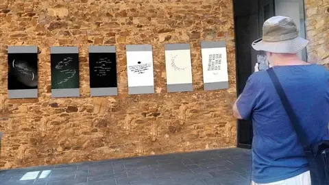 Hasta el próximo mes de enero, la 'Casa de la Poesía - Archivo Museo Antonio Colinas' de La Bañeza se convierte en el lienzo y soporte para la obra de uno de los creadores más representativos de la poesía visual en España: Gustavo Vega Mansilla.