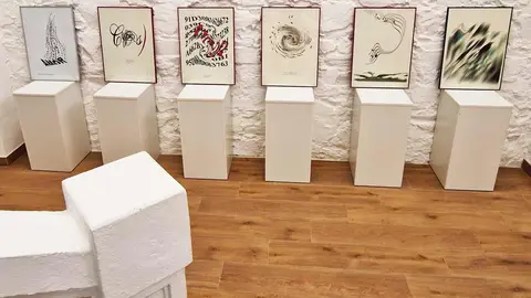 Hasta el próximo mes de enero, la 'Casa de la Poesía - Archivo Museo Antonio Colinas' de La Bañeza se convierte en el lienzo y soporte para la obra de uno de los creadores más representativos de la poesía visual en España: Gustavo Vega Mansilla.