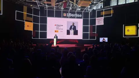 El secretario de Estado de Telecomunicaciones e Infraestructuras Digitales, Antonio Hernando, el director general del Instituto Nacional de Ciberseguridad, Incibe, Félix Barrio, y el alcalde de León, José Antonio Diez, inauguran el Encuentro Internacional de Seguridad de la Información, Enise.