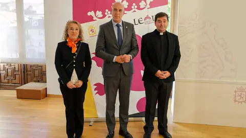 El alcalde de León, José Antonio Diez, y el abad de la Colegiata de San Isidoro, Luis García, ofrecen una rueda de prensa. Foto: Campillo.