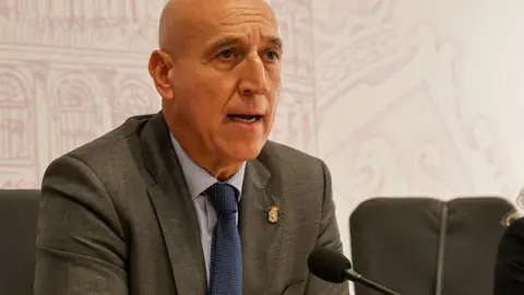 El alcalde de León, José Antonio Diez, y el abad de la Colegiata de San Isidoro, Luis García, ofrecen una rueda de prensa. Foto: Campillo.