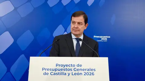 El presidente de la Junta de Castilla y León, Alfonso Fernández Mañueco, comparece en rueda de prensa para presentar el proyecto de Ley de Presupuestos Generales de la Comunidad de Castilla y León para el año 2026. Foto: Letizia Pérez