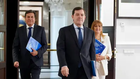 El presidente de la Junta de Castilla y León, Alfonso Fernández Mañueco, comparece en rueda de prensa para presentar el proyecto de Ley de Presupuestos Generales de la Comunidad de Castilla y León para el año 2026. Foto: Letizia Pérez