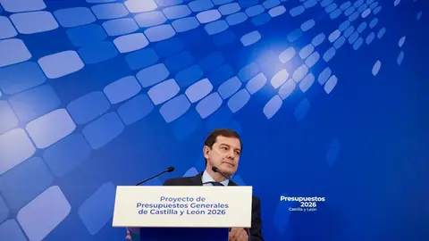 El presidente de la Junta de Castilla y León, Alfonso Fernández Mañueco, comparece en rueda de prensa para presentar el proyecto de Ley de Presupuestos Generales de la Comunidad de Castilla y León para el año 2026. Foto: Letizia Pérez