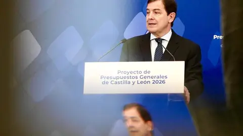 El presidente de la Junta de Castilla y León, Alfonso Fernández Mañueco, comparece en rueda de prensa para presentar el proyecto de Ley de Presupuestos Generales de la Comunidad de Castilla y León para el año 2026. Foto: Letizia Pérez