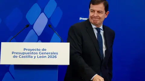 El presidente de la Junta de Castilla y León, Alfonso Fernández Mañueco, comparece en rueda de prensa para presentar el proyecto de Ley de Presupuestos Generales de la Comunidad de Castilla y León para el año 2026. Foto: Letizia Pérez