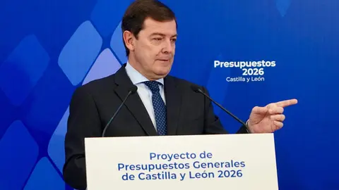 El presidente de la Junta de Castilla y León, Alfonso Fernández Mañueco, comparece en rueda de prensa para presentar el proyecto de Ley de Presupuestos Generales de la Comunidad de Castilla y León para el año 2026. Foto: Letizia Pérez