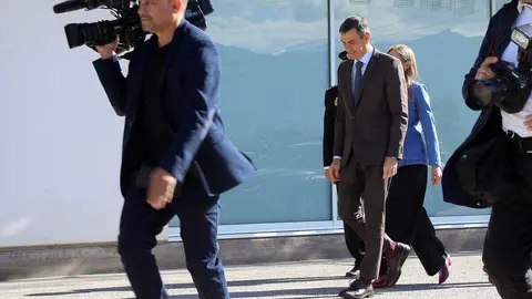 El presidente del Gobierno, Pedro Sánchez, participa en Ponferrada en la segunda jornada de la Convención por un Pacto de Estado frente a la Emergencia Climática, acompañado por la vicepresidenta Sara Aagesen y el delegado del Gobierno, Nicanor Sen. Foto: Peio García.