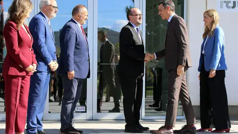 El presidente del Gobierno, Pedro Sánchez, participa en Ponferrada en la segunda jornada de la Convención por un Pacto de Estado frente a la Emergencia Climática, acompañado por la vicepresidenta Sara Aagesen y el delegado del Gobierno, Nicanor Sen. Foto: Peio García.