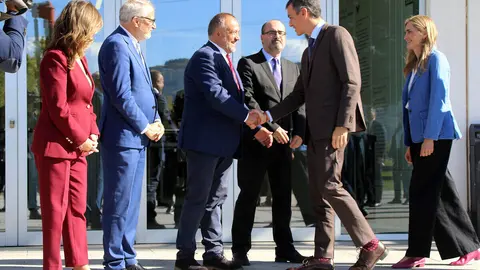 El presidente del Gobierno, Pedro Sánchez, participa en Ponferrada en la segunda jornada de la Convención por un Pacto de Estado frente a la Emergencia Climática, acompañado por la vicepresidenta Sara Aagesen y el delegado del Gobierno, Nicanor Sen. Foto: Peio García.