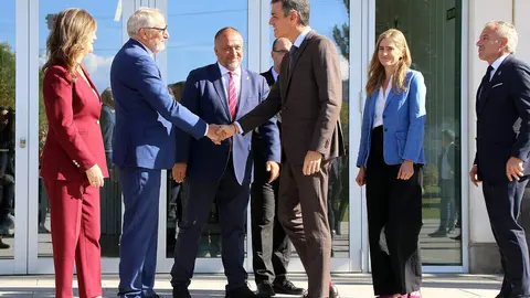 El presidente del Gobierno, Pedro Sánchez, participa en Ponferrada en la segunda jornada de la Convención por un Pacto de Estado frente a la Emergencia Climática, acompañado por la vicepresidenta Sara Aagesen y el delegado del Gobierno, Nicanor Sen. Foto: Peio García.