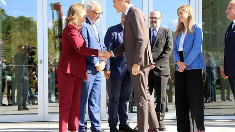 El presidente del Gobierno, Pedro Sánchez, participa en Ponferrada en la segunda jornada de la Convención por un Pacto de Estado frente a la Emergencia Climática, acompañado por la vicepresidenta Sara Aagesen y el delegado del Gobierno, Nicanor Sen. Foto: Peio García.