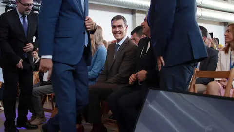 El presidente del Gobierno, Pedro Sánchez, participa en Ponferrada en la segunda jornada de la Convención por un Pacto de Estado frente a la Emergencia Climática, acompañado por la vicepresidenta Sara Aagesen y el delegado del Gobierno, Nicanor Sen. Foto: Peio García.