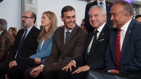 El presidente del Gobierno, Pedro Sánchez, participa en Ponferrada en la segunda jornada de la Convención por un Pacto de Estado frente a la Emergencia Climática, acompañado por la vicepresidenta Sara Aagesen y el delegado del Gobierno, Nicanor Sen. Foto: Peio García.