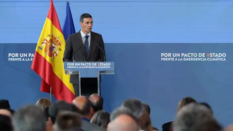 El presidente del Gobierno, Pedro Sánchez, participa en Ponferrada en la segunda jornada de la Convención por un Pacto de Estado frente a la Emergencia Climática, acompañado por la vicepresidenta Sara Aagesen y el delegado del Gobierno, Nicanor Sen. Foto: Peio García.