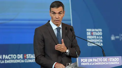 El presidente del Gobierno, Pedro Sánchez, participa en Ponferrada en la segunda jornada de la Convención por un Pacto de Estado frente a la Emergencia Climática, acompañado por la vicepresidenta Sara Aagesen y el delegado del Gobierno, Nicanor Sen. Foto: Peio García.
