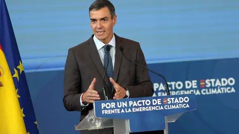 El presidente del Gobierno, Pedro Sánchez, participa en Ponferrada en la segunda jornada de la Convención por un Pacto de Estado frente a la Emergencia Climática, acompañado por la vicepresidenta Sara Aagesen y el delegado del Gobierno, Nicanor Sen. Foto: Peio García.