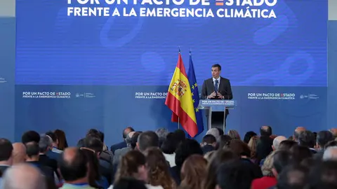 El presidente del Gobierno, Pedro Sánchez, participa en Ponferrada en la segunda jornada de la Convención por un Pacto de Estado frente a la Emergencia Climática, acompañado por la vicepresidenta Sara Aagesen y el delegado del Gobierno, Nicanor Sen. Foto: Peio García.