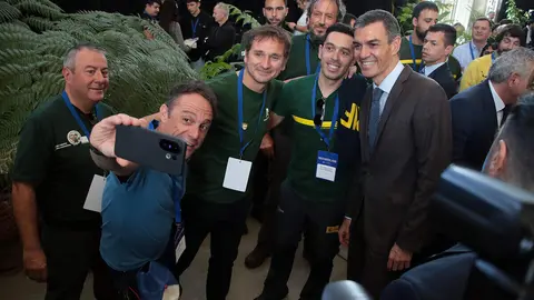 El presidente del Gobierno, Pedro Sánchez, participa en Ponferrada en la segunda jornada de la Convención por un Pacto de Estado frente a la Emergencia Climática, acompañado por la vicepresidenta Sara Aagesen y el delegado del Gobierno, Nicanor Sen. Foto: Peio García.