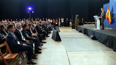 El presidente del Gobierno, Pedro Sánchez, participa en Ponferrada en la segunda jornada de la Convención por un Pacto de Estado frente a la Emergencia Climática, acompañado por la vicepresidenta Sara Aagesen y el delegado del Gobierno, Nicanor Sen. Foto: Peio García.