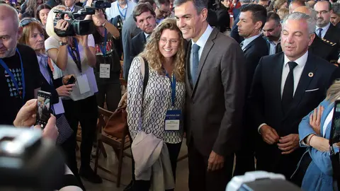 El presidente del Gobierno, Pedro Sánchez, participa en Ponferrada en la segunda jornada de la Convención por un Pacto de Estado frente a la Emergencia Climática, acompañado por la vicepresidenta Sara Aagesen y el delegado del Gobierno, Nicanor Sen. Foto: Peio García.