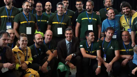 El presidente del Gobierno, Pedro Sánchez, participa en Ponferrada en la segunda jornada de la Convención por un Pacto de Estado frente a la Emergencia Climática, acompañado por la vicepresidenta Sara Aagesen y el delegado del Gobierno, Nicanor Sen. Foto: Peio García.