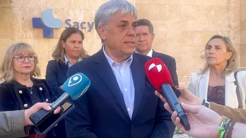 El delegado territorial, Eduardo Diego, llama a la participación ciudadana y destaca que más de 9.000 personas ya han sido inmunizadas en residencias de mayores desde el inicio de la campaña el 1 de octubre. En la imagen, el delegado en el momento de recibir la doble vacunación.