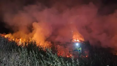La rápida intervención de los parques de Celada y Valencia de Don Juan evitó daños forestales y controló sendos fuegos en una máquina agrícola y en una zona urbano-rural.
