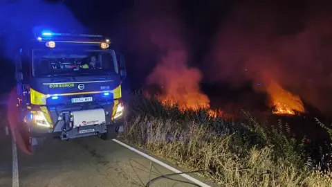 La rápida intervención de los parques de Celada y Valencia de Don Juan evitó daños forestales y controló sendos fuegos en una máquina agrícola y en una zona urbano-rural.