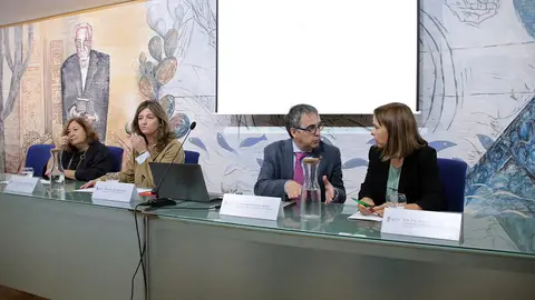 La rectora de la Universidad de León, Nuria González, y el vicerrector Investigación y Transferencia, Santiago Gutiérrez, presentan ULEgif, un grupo de trabajo constituido para la gestión integral de incendios forestales. Foto: Peio García.