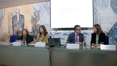 La rectora de la Universidad de León, Nuria González, y el vicerrector Investigación y Transferencia, Santiago Gutiérrez, presentan ULEgif, un grupo de trabajo constituido para la gestión integral de incendios forestales. Foto: Peio García.