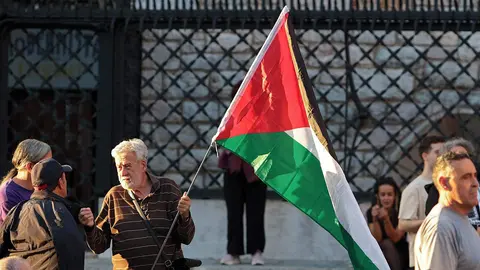 Concentración frente a Botines en la tarde del miércoles contra el genocidio de Israel en Gaza. Foto: Peio García